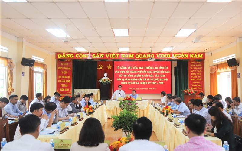 Quang cảnh buổi làm việc