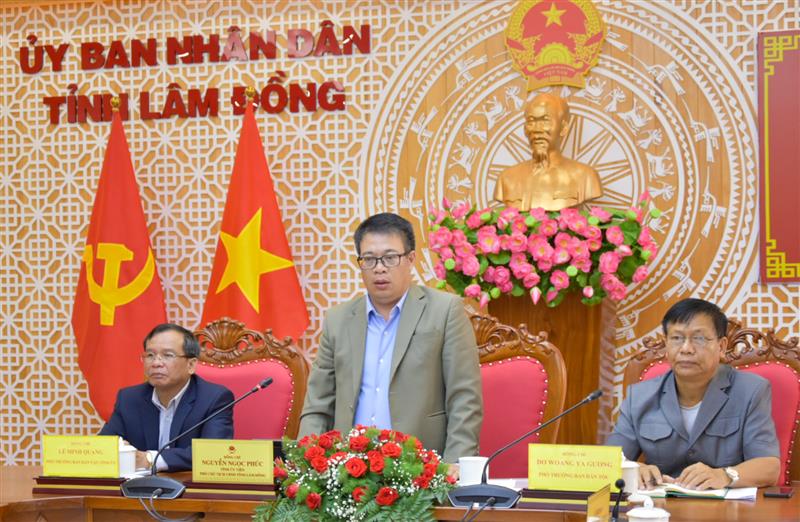 Chủ trì hội nghị.
