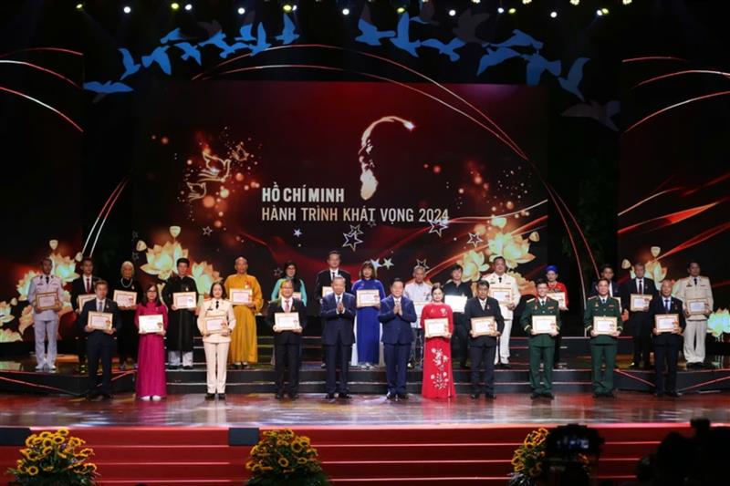 Tổng Bí thư Tô Lâm và Ủy viên Bộ Chính trị, Bí thư Trung ương Đảng, Trưởng ban Tuyên giáo Trung ương Nguyễn Trọng Nghĩa trao Chứng nhận và Biểu trưng tôn vinh 25 điển hình tiêu biểu.