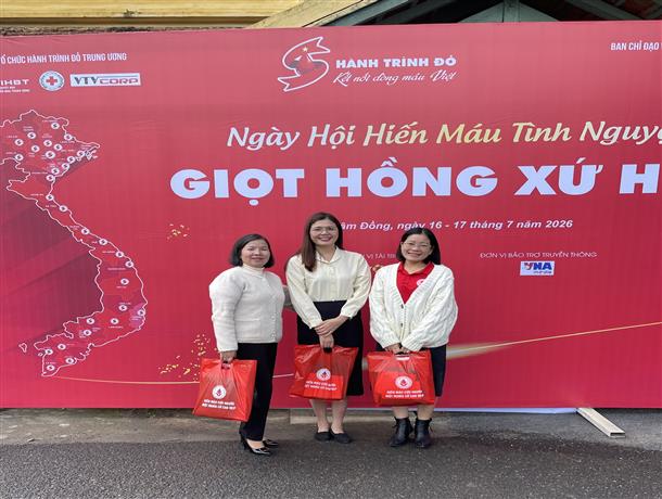 Chi bộ Phòng Thông tin - Tổng hợp, Đảng bộ Ban Tuyên giáo và Dân vận Tỉnh ủy tham gia chương trình hiến máu tình nguyện “Giọt hồng xứ Hoa”