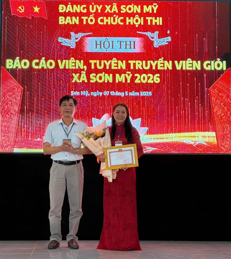 Đồng chí Huỳnh Quốc Thái - UVBTV, Phó Chủ tịch UBND xã Sơn Mỹ trao giải nhì cho thí sinh.