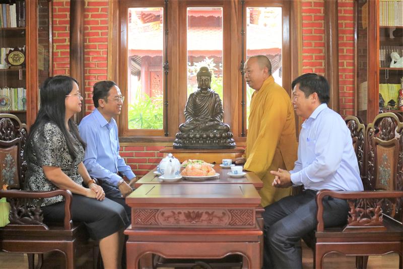 Đại đức Thích Phương Quy-Trưởng ban Trị sự Giáo hội Phật giáo Việt Nam huyện Đơn Dương, Trụ trì chùa Giác Châu, xã Tu Tra, huyện Đơn Dương cảm ơn và thông tin hoạt động Phật sự đến Đoàn công tác Ban Tuyên giáo và Dân vận Tỉnh ủy, Bí thư Huyện ủy Đơn Dương và lãnh đạo Ban Tuyên giáo và Dân vận huyện ủy Đơn Dương đến chùa Giác Châu thăm hỏi, tặng quà chúc mừng.