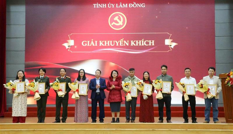 Các đồng chí Nguyễn Trung Hiếu, Tỉnh ủy viên, Phó Trưởng Ban Nội chính Tỉnh ủy; Lê Thị Hải Duyên, Tỉnh ủy viên, Phó Bí thư Đảng ủy các cơ quan Đảng tỉnh trao giải cho các tác giả, nhóm tác giả đạt Giải Khuyến khích.