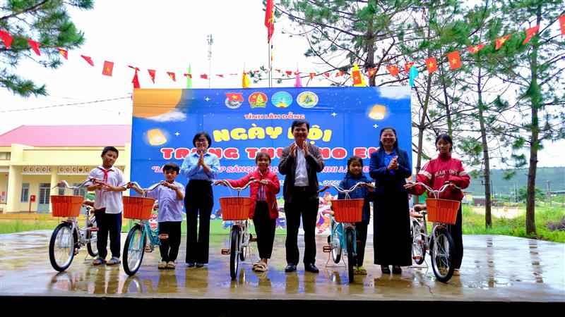 Đồng chí Châu Ngọc Lương, Tỉnh ủy viên, Phó trưởng ban Thường trực Ban Tuyên giáo và Dân vận Tỉnh ủy cùng lãnh đạo Tỉnh đoàn Lâm Đồng trao tặng xe đạp cho học sinh có hoàn cảnh khó khăn. Ảnh: Trịnh Thị Loan.