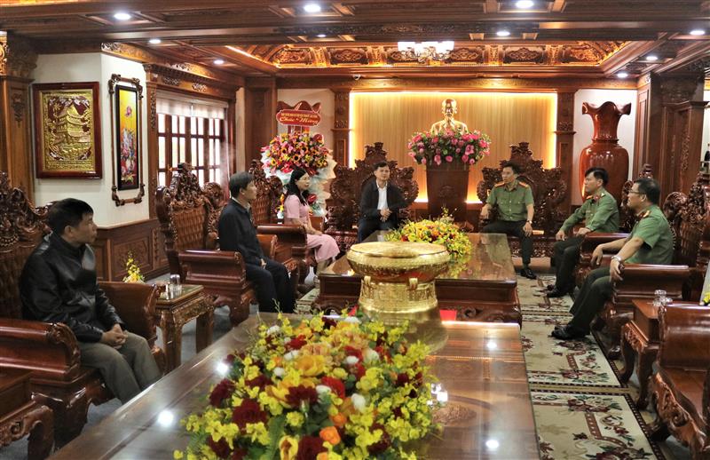 Quang cảnh buổi chúc mừng.