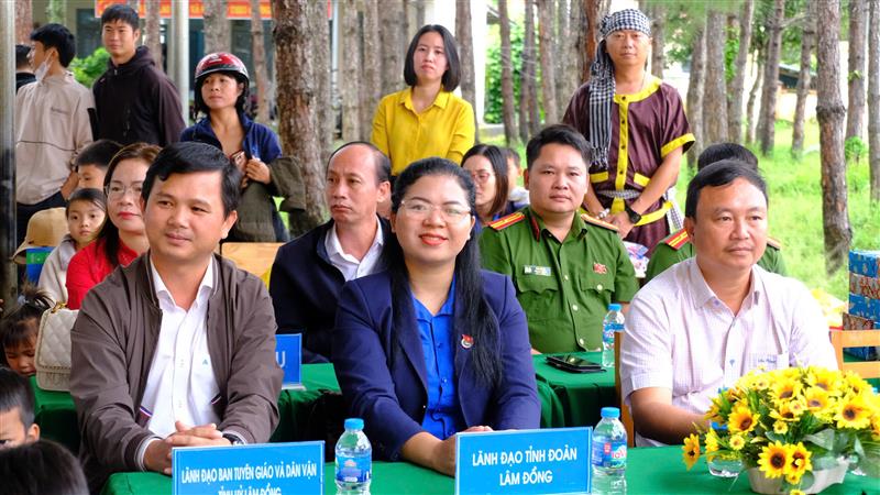 Đại biểu tham dự Ngày hội Trung thu cho em. Ảnh: Trịnh Thị Loan.