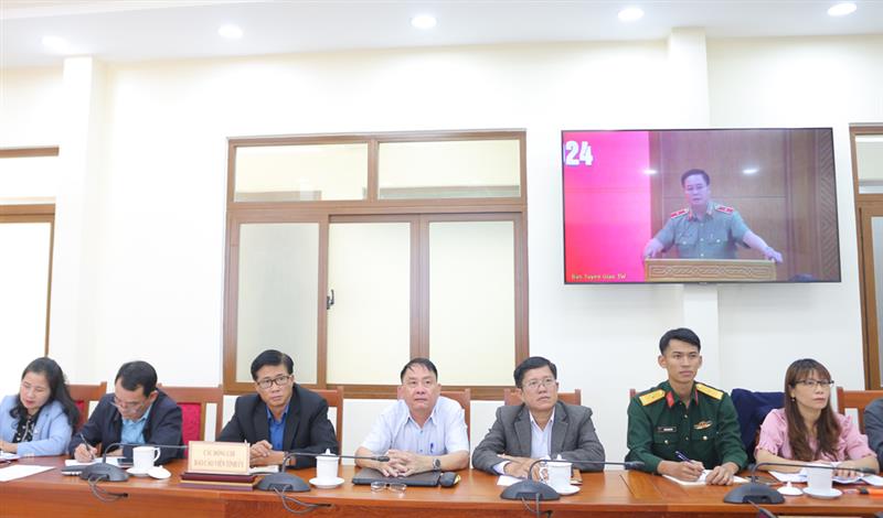 Các đồng chí báo cáo viên Tỉnh ủy tham dự hội nghị tại điểm cầu Lâm Đồng.