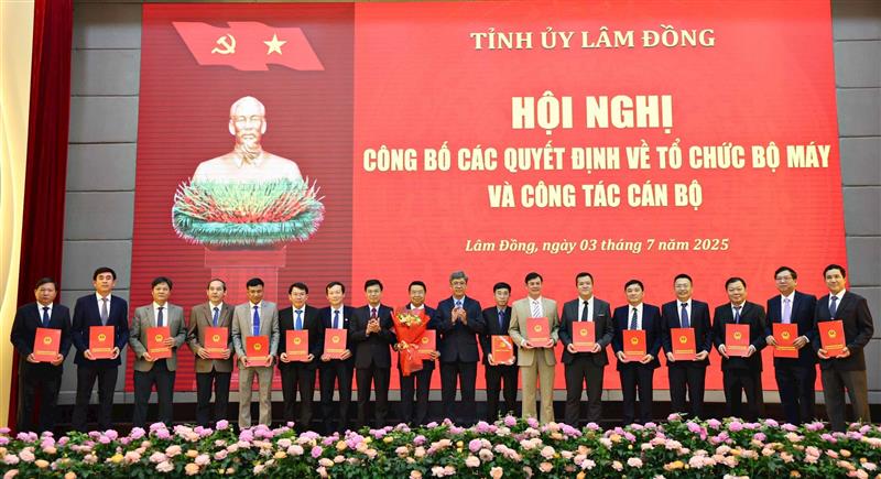 Trao quyết định bổ nhiệm giữ chức vụ Giám đốc Sở Nông nghiệp và Môi trường Lâm Đồng cho đồng chí Tôn Thiện San và các đồng chí cấp phó