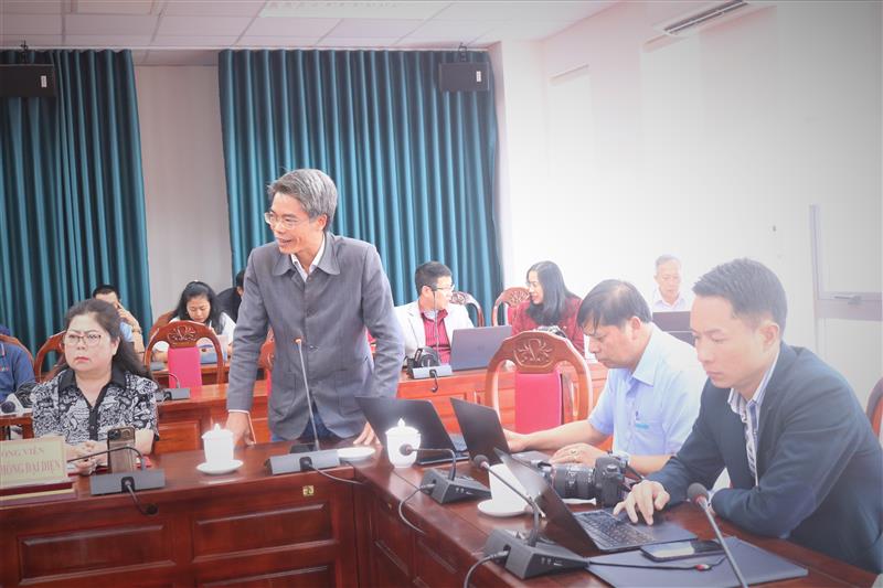 Nhà báo Mai Văn Bảo, đại diện Báo Nhân dân tại Lâm Đồng trao đổi các thông tin báo chí quan tâm tại Đại hội đại biểu Đảng bộ tỉnh Lâm Đồng lần thứ I.