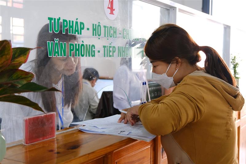 Người dân ở cơ sở đến giải quyết thủ tục hành chính tại Trung tâm Phục vụ hành chính công xã