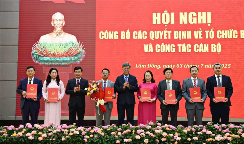 Trao quyết định bổ nhiệm giữ chức vụ Giám đốc Sở Công thương tỉnh Lâm Đồng cho đồng chí Nguyễn Bá Út và các đồng chí cấp phó