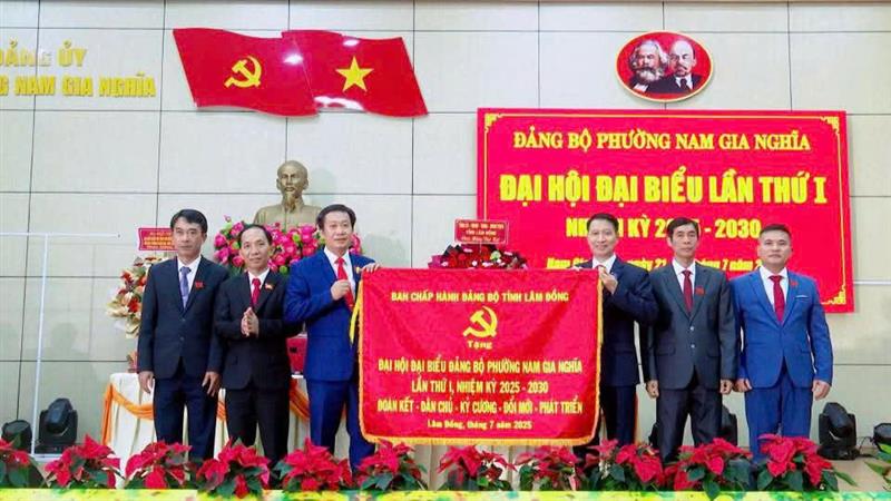 Lãnh đạo trao tặng Đại hội bức trướng của Ban Chấp hành Đảng bộ tỉnh