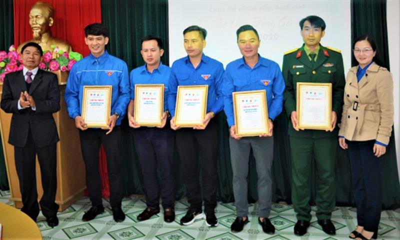 Lãnh đạo Tỉnh Đoàn và Ban Dân vận Tỉnh ủy trao giấy chứng nhận