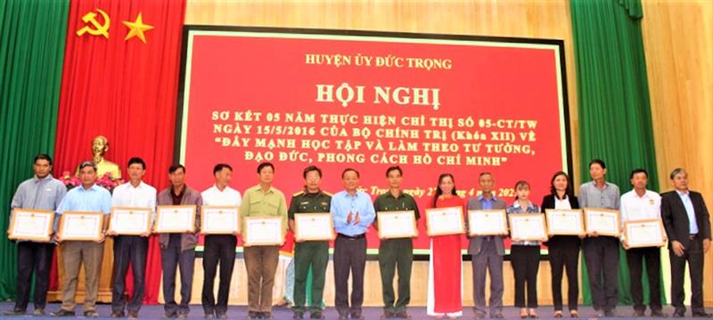Đồng chí Nguyễn Văn Cường – Phó Bí thư Huyện ủy, Chủ tịch UBND huyện và đồng chí Lê Hồng Khánh – Phó Bí thư Thường trực Huyện ủy, trao giấy khen cho các tập thể xuất sắc.