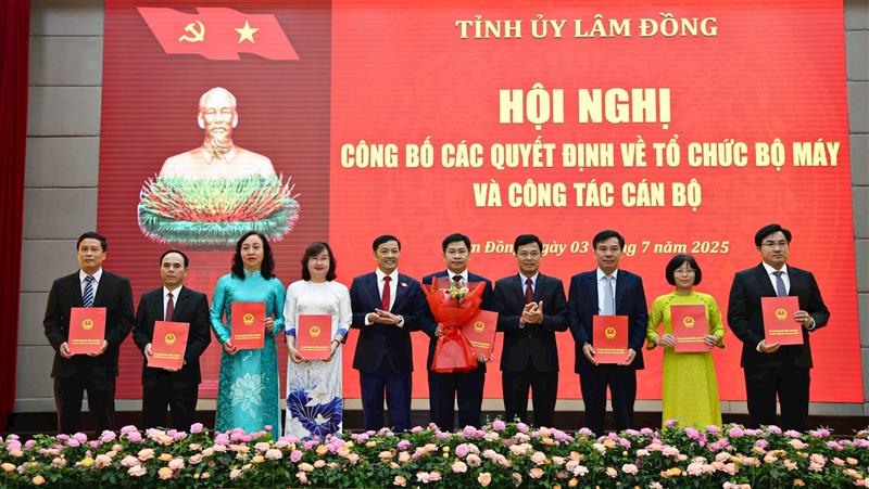 Trao quyết định bổ nhiệm giữ chức vụ Giám đốc Sở Khoa học và Công nghệ tỉnh Lâm Đồng cho đồng chí Võ Thành Công và các đồng chí cấp phó