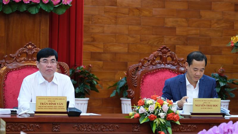 Đồng chí Nguyễn Thái Học - Quyền Bí thư Tỉnh ủy và đồng chí Trần Đình Văn - Phó Bí thư Thường trực Tỉnh ủy, Trưởng Đoàn Đại biểu Quốc hội tỉnh Lâm Đồng chủ trì Hội nghị.