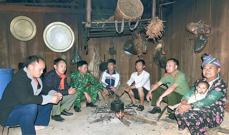 Cán bộ Đồn Biên phòng Mường Lèo, Công an huyện Sốp Cộp, tỉnh Sơn La tuyên truyền nhân dân bản Huổi Luông, xã Mường Lèo chấp hành các quy định pháp luật.