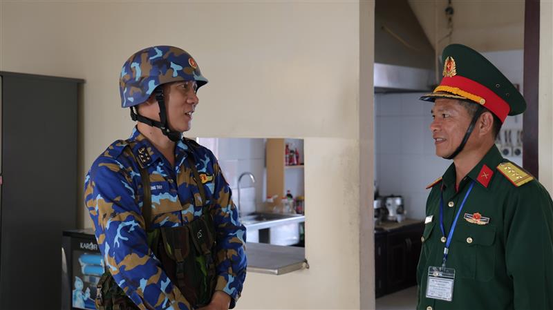 Đồng chí Lê Anh Vương – Phó Chỉ huy trưởng, phụ trách Chỉ huy trưởng Bộ Chỉ huy Quân sự tỉnh Lâm Đồng trò chuyện, thăm hỏi chiến sĩ trẻ đang công tác tại Nhà giàn DK1