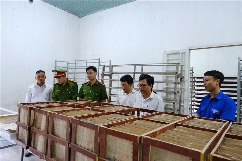 Các đồng chí tham quan mô hình.