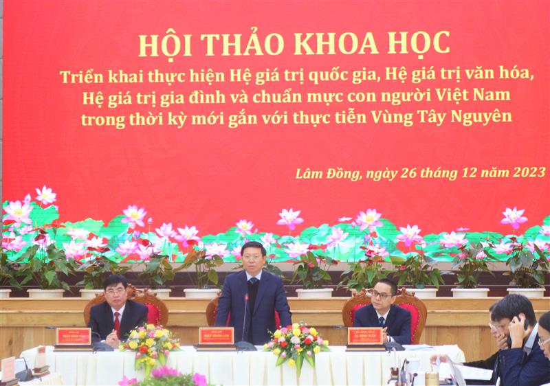 Các đồng chí chủ trì hội thảo.