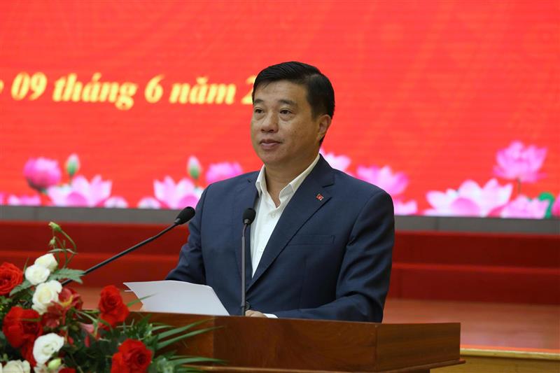Đồng chí Y Thanh Hà Niê Kđăm, Ủy viên Ban Chấp hành Trung ương Đảng, Bí thư Tỉnh ủy, Trưởng đoàn Đại biểu Quốc hội tỉnh phát biểu khai mạc Hội nghị.