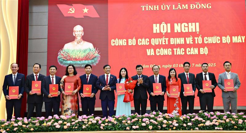 Trao quyết định bổ nhiệm chức vụ Giám đốc Sở Giáo dục và Đào tạo tỉnh Lâm Đồng cho đồng chí Lê Thị Bích Liên và các đồng chí cấp phó