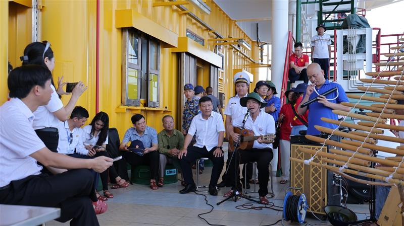 Đoàn công tác tỉnh Lâm Đồng giao lưu văn nghệ trên Nhà giàn DK1