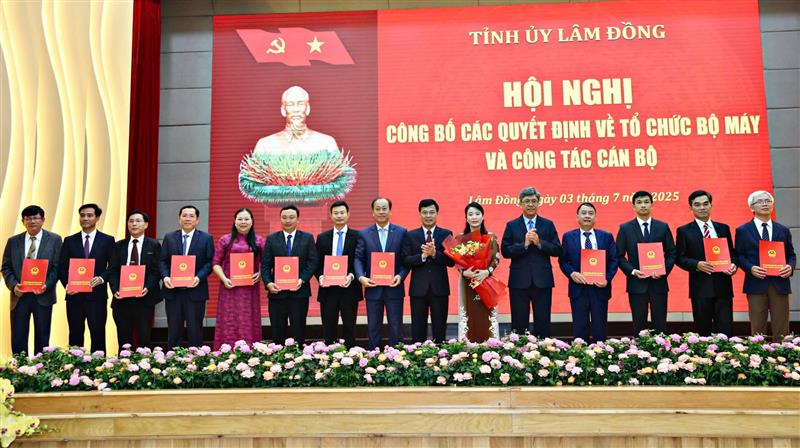 Trao quyết định bổ nhiệm giữ chức vụ Giám đốc Sở Y tế Lâm Đồng cho đồng chí Huỳnh Thị Phương Duyên và các đồng chí cấp phó