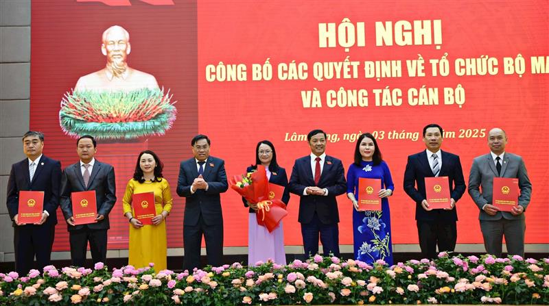 Trao quyết định bổ nhiệm giữ chức vụ Giám đốc Sở Tư Pháp Lâm Đồng cho đồng chí Phạm Thị Trà My và các đồng chí cấp phó