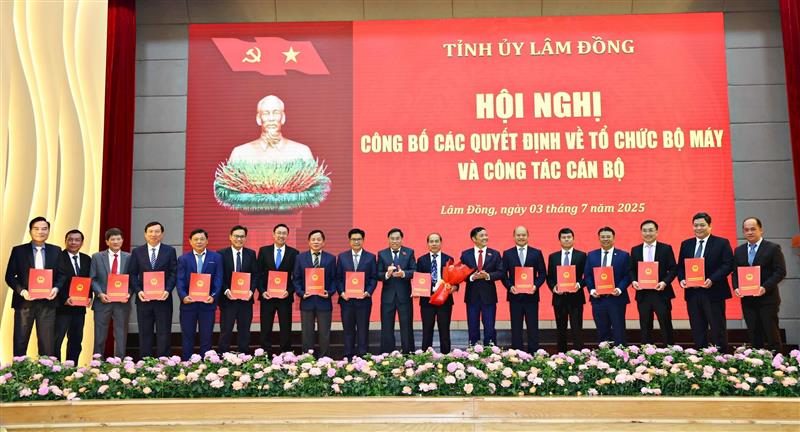 Trao quyết định bổ nhiệm chức vụ Giám đốc Sở Xây dựng tỉnh Lâm Đồng cho đồng chí Lê Ngọc Tiến và các đồng chí cấp phó