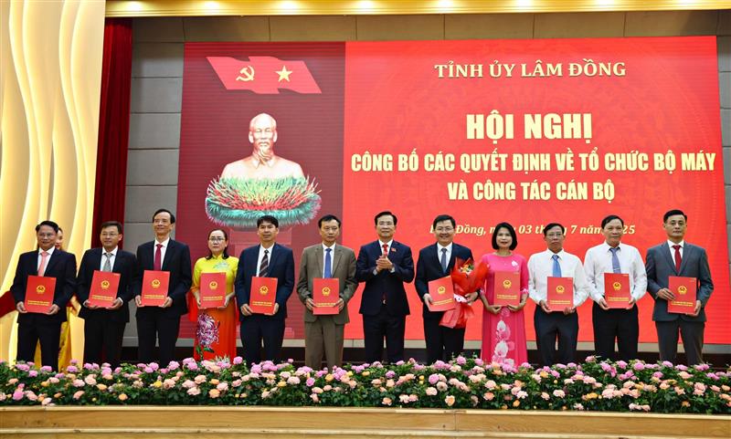 Trao quyết định bổ nhiệm chức vụ Giám đốc Sở Tài chính cho đồng chí Phan Thế Hanh và các đồng chí cấp phó