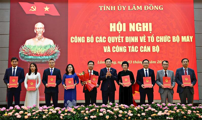 Trao quyết định bổ nhiệm chức vụ Giám đốc Sở Nội vụ tỉnh Lâm Đồng cho đồng chí Đỗ Văn Chung và các đồng chí cấp phó