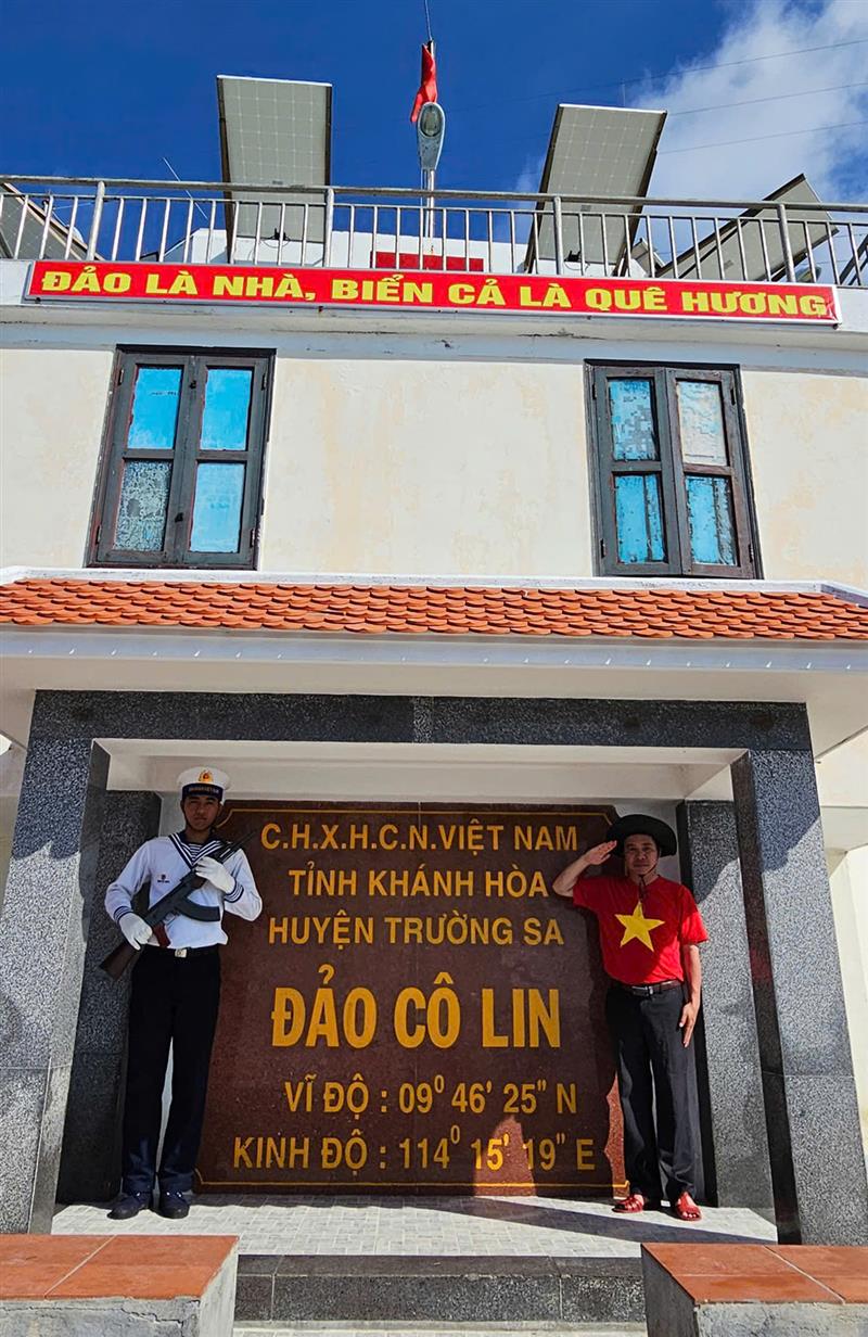 Thành viên đoàn công tác tỉnh Lâm Đồng chụp ảnh kỷ niệm cạnh chiến sĩ trên đảo Cô Lin