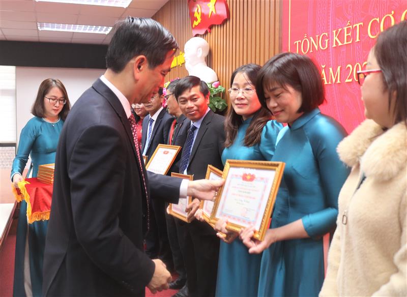 Đ/c Võ Thanh Bình, Ủy viên Ban Thường vụ Tỉnh ủy, Trưởng Ban Tuyên giáo và Dân vận Tỉnh ủy trao khen thưởng cho các tập thể