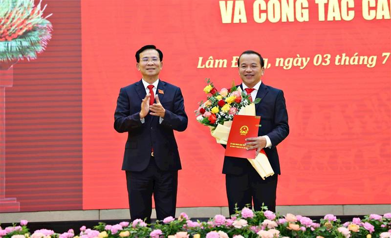 Trao quyết định bổ nhiệm chức vụ Giám đốc Sở Ngoại vụ tỉnh Lâm Đồng cho đồng chí Đỗ Tấn Sương