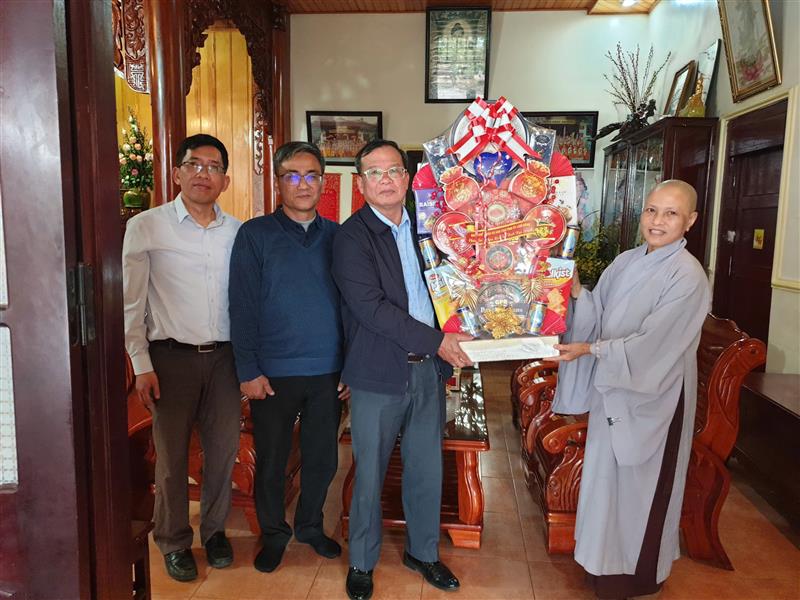 Đồng chí Lê Minh Quang, Phó Trưởng Ban Tuyên giáo và Dân vận Tỉnh uỷ thăm, chúc Tết tại chùa Vương Xá, phường Cam Ly - Đà Lạt. Đồng chí Lê Minh Quang, Phó Trưởng Ban Tuyên giáo và Dân vận Tỉnh uỷ thăm, chúc Tết tại chùa Vương Xá, phường Cam Ly - Đà Lạt.