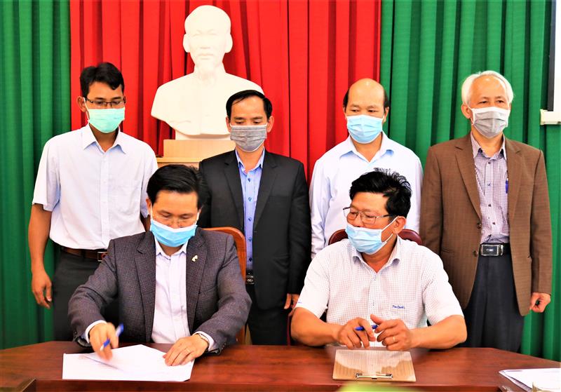 Các đồng chí lãnh đạo ký kết