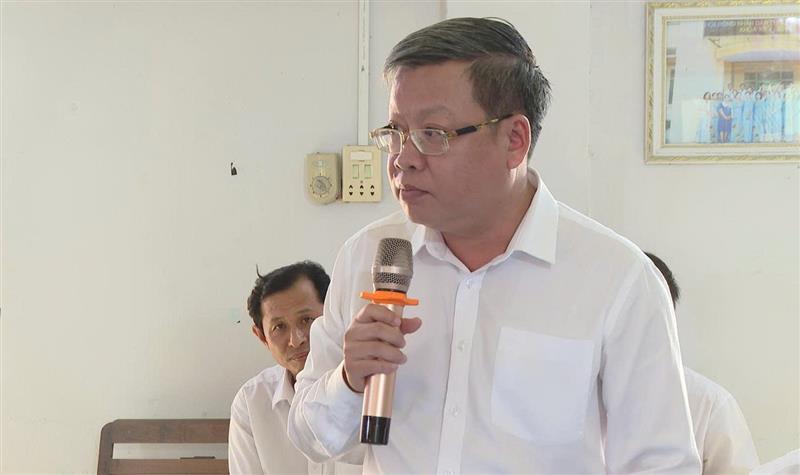 Lãnh đạo xã Hòa Thắng báo cáo buổi làm việc