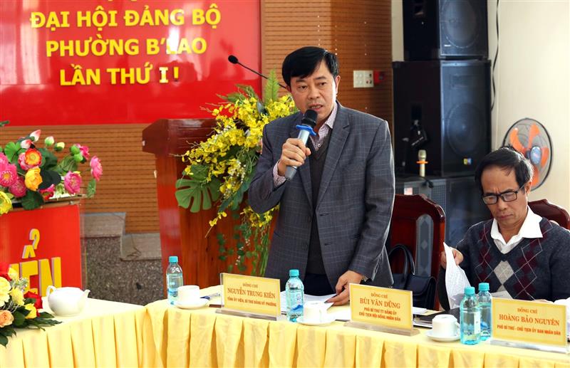 Đồng chí Nguyễn Trung Kiên, Tỉnh ủy viên, Bí thư Đảng ủy phường B'Lao báo cáo tình hình thực hiện nhiệm vụ năm 2025