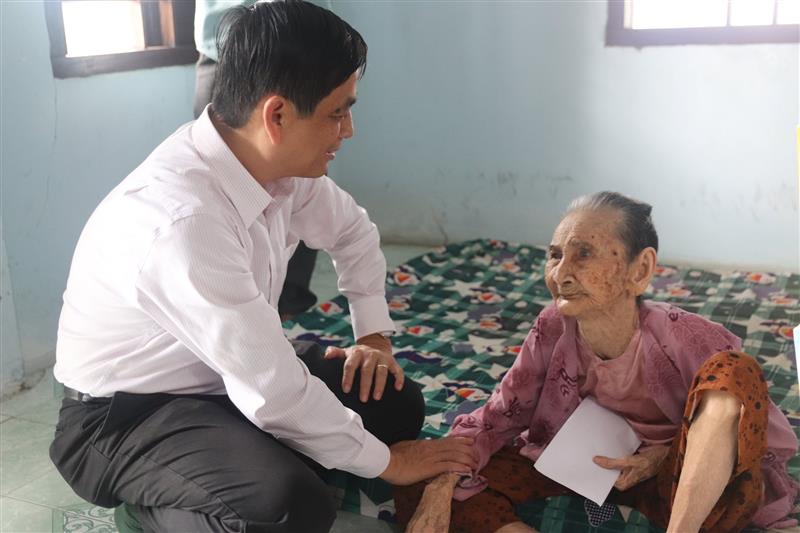 Trưởng Ban Tuyên giáo và Dân vận Tỉnh ủy Lâm Đồng thăm Mẹ Việt Nam Anh hùng Trần Thị Chút