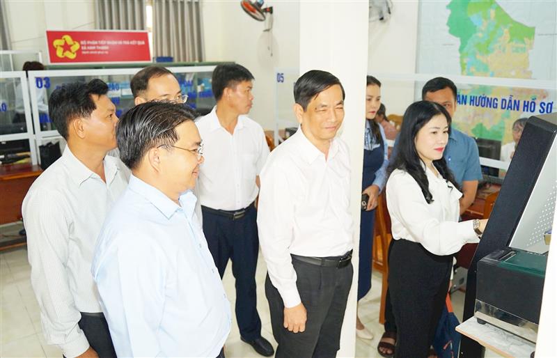 Thành viên đoàn công tác vận hành thử trang thiết bị