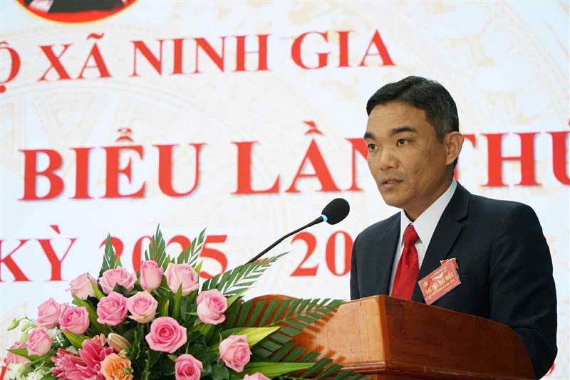 Đồng chí Võ Hữu Xuân, Phó Bí thư Đảng ủy, Chủ tịch UBND xã, trình bày báo cáo chính trị tại Đại hội