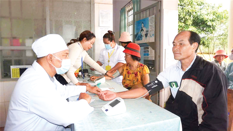 Khám, phát thuốc miễn phí cho người dân