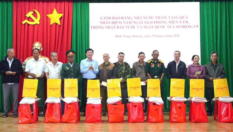 Ủy viên Ban Chấp hành Trung ương Đảng, Phó Bí thư Tỉnh ủy, Chủ tịch UBND tỉnh Hồ Văn Mười tặng quà tri ân các gia đình chính sách