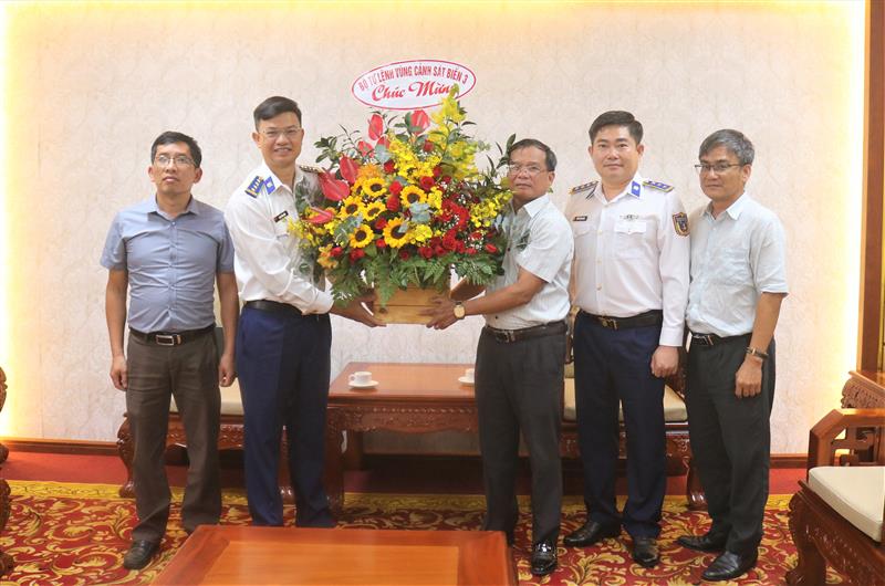 Lãnh đạo Bộ Tư lệnh Vùng Cảnh sát biển 3 tặng hoa chúc mừng Ban Tuyên giáo và Dân vận Tỉnh ủy 