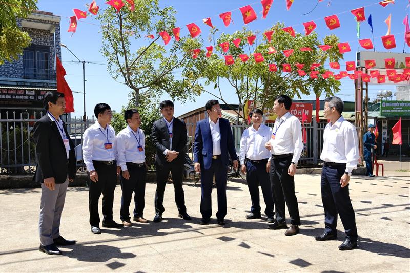 Đồng chí Lưu Văn Trung, Phó Bí thư Tỉnh ủy, Chủ tịch HĐND tỉnh, Chủ tịch Ủy ban Bầu cử tỉnh Lâm Đồng kiểm tra công tác bầu cử tại xã Quảng Trực ngày 15/3