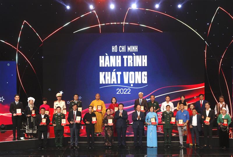 Chủ tịch nước Nguyễn Xuân Phúc và Trưởng ban Tuyên giáo Trung ương Nguyễn Trọng Nghĩa tặng quà lưu niệm của chương trình cho các tập thể, cá nhân điển hình tiêu biểu trong học tập và làm theo tư tưởng, đạo đức phong cách Hồ Chí Minh năm 2022 diễn ra tối 30/10. (Ảnh: TA)