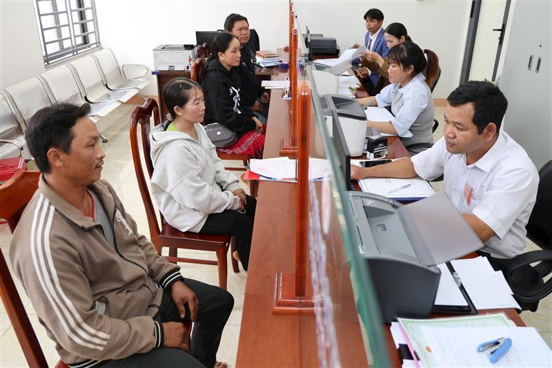 Trung tâm Phục vụ Hành chính công xã Tà Đùng giải quyết thủ tục hồ sơ cho người dân tại địa bàn