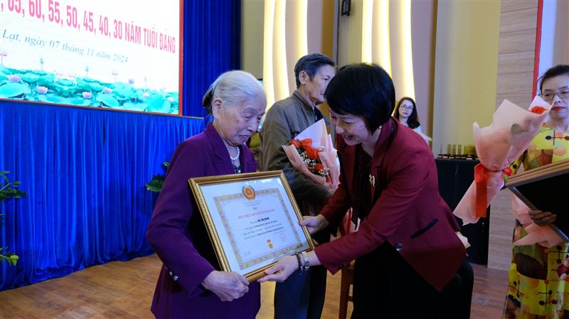 Đồng chí Phạm Thị Phúc - Phó Bí thư Tỉnh uỷ, Chủ tịch HĐND tỉnh trao Huy hiệu 60 năm tuổi Đảng cho đảng viên Hà Thị Định