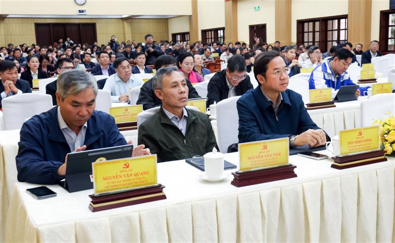 Các đồng chí Ủy viên Ban Thường vụ Tỉnh ủy dự hội nghị tại Hội trường Tỉnh ủy Lâm Đồng